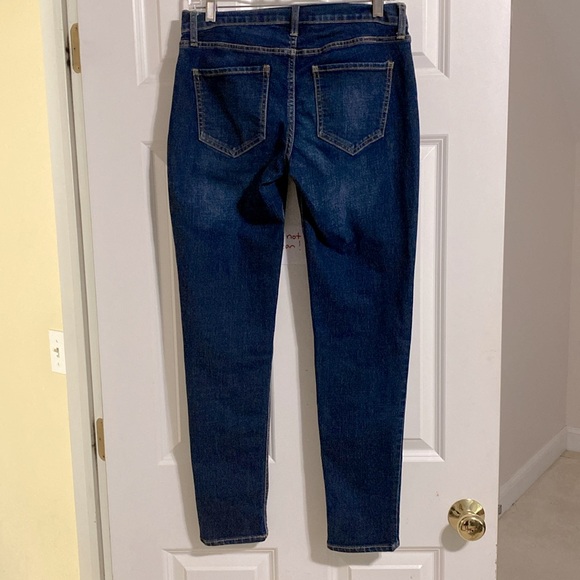 OLD NAVY BOYFRIEND SKINNY JEANS. SIZE 2. BLUE. BARELY WORN. - Picture 2 of 9